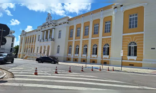 
				
					Tribunal interdita rua de João Pessoa para estacionar carros de desembargadores e servidores
				
				