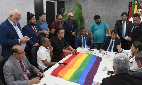 
                                        
                                            MPF e representantes da comunidade LGBT+ pedem derrubada de projeto da 'Parada Gay'
                                        
                                        