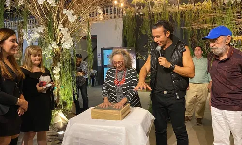 
                                        
                                            Atriz Zezita Matos é homenageada no Festival Bananeiras de Cinema e deixa registro na calçada da fama
                                        
                                        