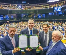 Congresso promulga reforma tributária e paraibano "dá as costas" na abertura da sessão