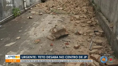 
				
					Teto do prédio da Academia de Comércio, em João Pessoa, desaba
				
				