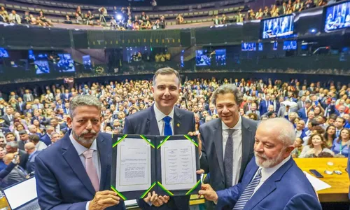 
                                        
                                            Congresso promulga reforma tributária e paraibano "dá as costas" na abertura da sessão
                                        
                                        