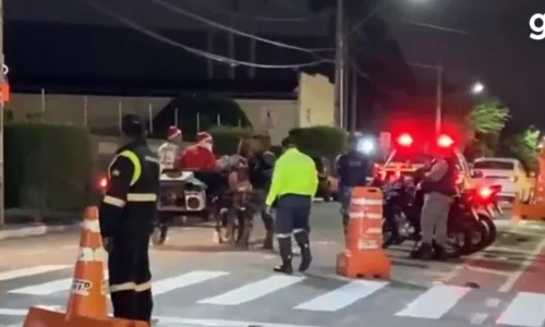 
                                        
                                            Papai Noel montado em carroça é parado por policiais, em Campina Grande
                                        
                                        