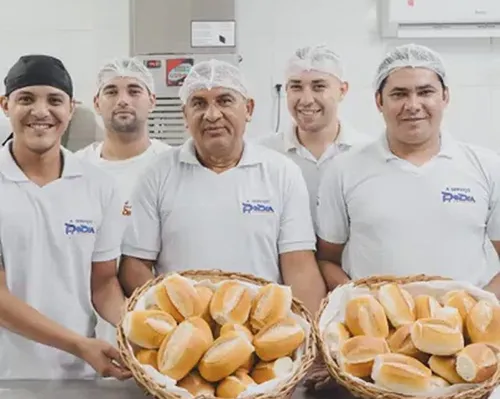 
				
					Quem é o padeiro que causou comoção entre clientes após supermercado no Bessa fechar
				
				