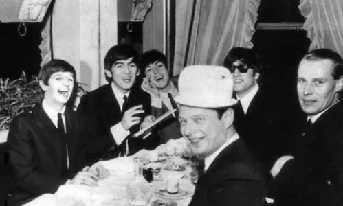 
                                        
                                            O empresário botou um penico na cabeça quando os Beatles chegaram ao primeiro lugar nos EUA
                                        
                                        