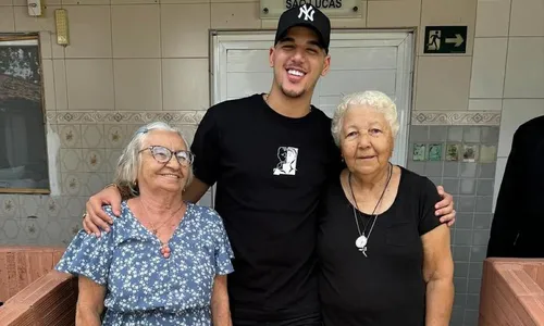 
                                        
                                            Zé Vaqueiro visita fãs que moram em lar de idosos, em João Pessoa
                                        
                                        