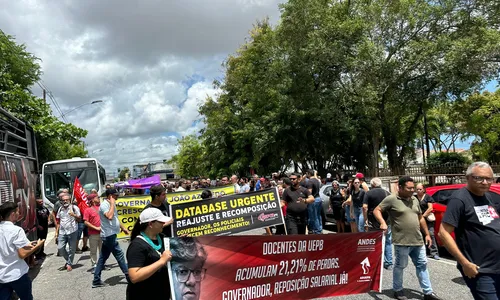 
                                        
                                            Servidores da Paraíba fazem protesto contra reajuste de linear de 5% anunciado pelo governador
                                        
                                        