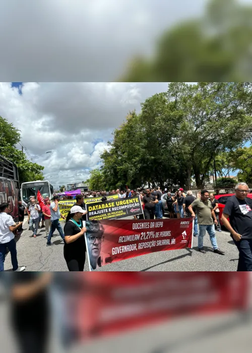 
                                        
                                            Servidores da Paraíba fazem protesto contra reajuste de linear de 5% anunciado pelo governador
                                        
                                        
