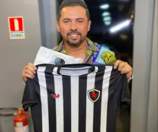 Xand Avião posa com a camisa do Botafogo-PB antes de bloco em João Pessoa
