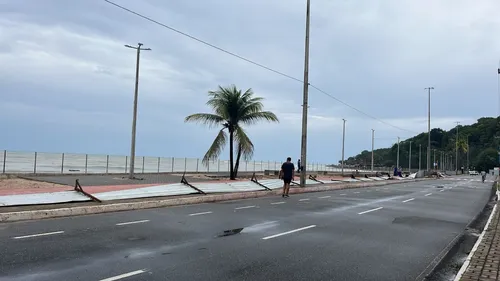 
				
					Chuva com ventania de 74 km/h causa transtornos em João Pessoa
				
				