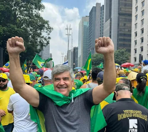 
				
					Cabo Gilberto e Queiroga se encontram em manifestação pró-Bolsonaro na Paulista
				
				