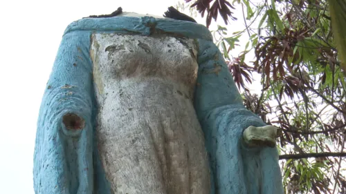 
				
					Estátua decapitada de Iemanjá é revitalizada por artistas, mas deve ser substituída
				
				