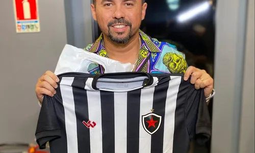 
                                        
                                            Xand Avião posa com a camisa do Botafogo-PB antes de bloco em João Pessoa
                                        
                                        