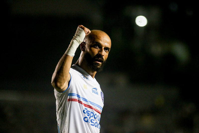 
				
					Thaciano 10 mil: meia paraibano protagoniza gol histórico no Bahia
				
				