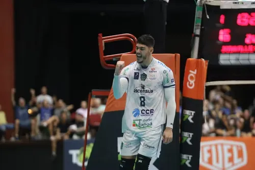 
				
					Joinville Vôlei, do paraibano Honorato, faz boa campanha, mas cai na semifinal da Superliga Masculina
				
				