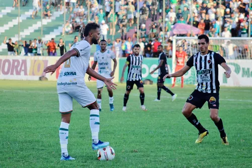 
				
					Bolsonaro veste camisa do Botafogo-PB na véspera da final do Campeonato Paraibano 2024
				
				