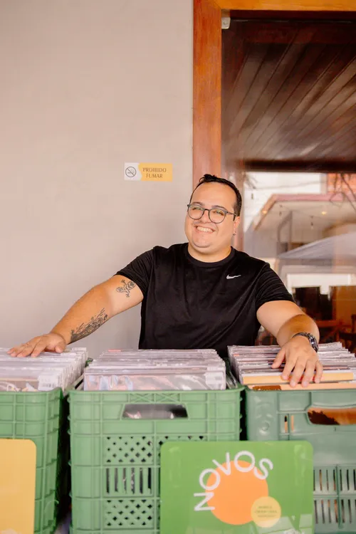 
				
					Dia do Disco: Selo independente resgata trabalhos da música paraibana em vinil
				
				