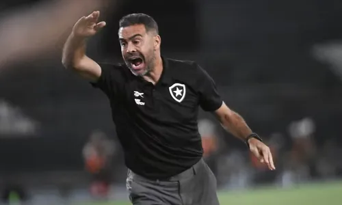 
                                        
                                            Técnico Artur Jorge explica Tiquinho no banco em Botafogo 1 a 0 Atlético-GO
                                        
                                        