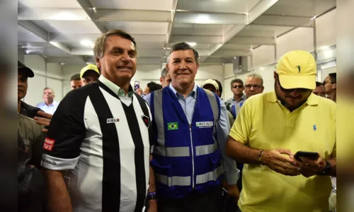 
				
					Bolsonaro veste camisa do Botafogo-PB na véspera da final do Campeonato Paraibano 2024
				
				