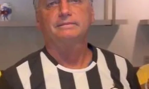 
                                        
                                            Bolsonaro veste camisa do Botafogo-PB na véspera da final do Campeonato Paraibano 2024
                                        
                                        