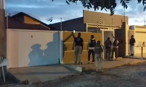 
                                        
                                            Operação prende diretor de unidade prisional no Sertão da PB e desarticula grupo suspeito de liberação irregular de presos
                                        
                                        