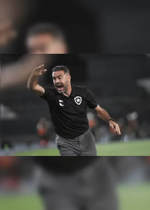 
                                        
                                            Técnico Artur Jorge explica Tiquinho no banco em Botafogo 1 a 0 Atlético-GO
                                        
                                        