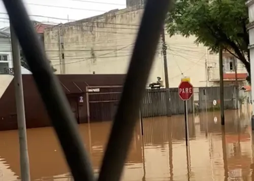 
				
					'Sensação de impotência', relata paraibano que teve que abandonar casa após chuvas no RS
				
				